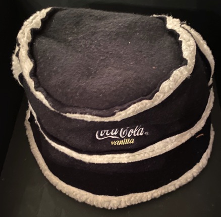 8656-1€ 4,00 coca cola hoedje met bont gevoerd kleur zwart.jpeg